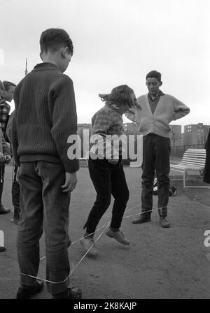 Oslo 196404 Kinder bei Marienlyst in Oslo springen auf Strick, sowohl Jungen als auch Mädchen. Stud. Mag. Art. Åse Astrup (Åse Enerstvedt) sammelt als erstes im Land Material für einen Master-Abschluss über norwegisches Outdoor-Kinderspielzeug. Foto Sverre A. Børretzen / Aktuell / NTB Stockfoto