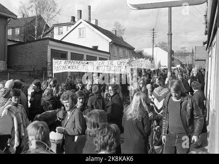 Oslo 24. April 1975. Die Bewohner von Rodeløkka in Oslo demonstrieren für die Erhaltung des Gebiets und bestärkten den Kampf für den Abriss des alten wohnungsrates. Der Demonstrationszug fuhr von Rodeløkka zum Rathaus in Oslo. Hier bewegen sich die Demonstranten auf der Langgata-Rodeløkka nach unten. Foto: NTB / NTB Stockfoto