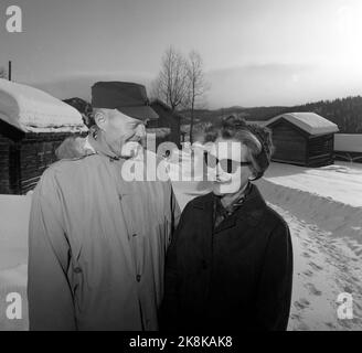 Vinje, Telemark 196402. Das Autorenpaar Tarjei Vesaas und Halldis Moren Vesaas zu Hause auf dem Bauernhof in Midtbø in Vinje. Für den Roman 'Isslottet' erhielt er den Literaturpreis des Nordischen Rats 1964. Photo Aage Storløkken / Aktuell / NTB Stockfoto