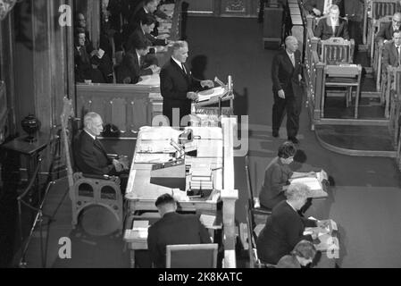 Oslo 19630928 'Rollenwechsel zum zweiten Mal' Parlamentarisches Drama im Storting. Die Debatte dauerte 30 Stunden. Der Premierminister heißt wieder Einar Gerhardsen, nachdem die Koalitionsregierung von John Lyng rechts, der Christlichen Volkspartei, der Linken und der Zentrumspartei am 25. September 1963 zurückgetreten ist. Das NRK-Fernsehen nimmt Aufzeichnungen über die gesamte Debatte auf und übermittelt sie dem norwegischen Volk. Per Borten (Sp) auf der Kanzel. Foto: Aage Storløkken / Aktuell / NTB Stockfoto