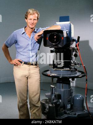 Oslo 1981: NRK-Reporter Einar Lunde fotografiert von einer Fernsehkamera im NRK-Studio. Foto: Pro Løchen / NTB / NTB Stockfoto