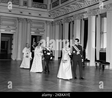 Oslo 19650614 das belgische Königspaar Königin Fabiola und König Baudouin bei einem offiziellen Besuch / Staatsbesuch in Norwegen. Galadiner im Schloss. König Baudouin mit Prinzessin Arid, König Olav zusammen mit Königin Fabiola Rückprinz Harald mit unbekannter Gefährtin. Foto: Hordnes / NTB / NTB Stockfoto