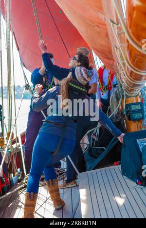 Die Crew arbeitet an Bord des traditionellen Gaffelschneiders „Jolie Brise“ in Solent, Hampshire, Großbritannien Stockfoto