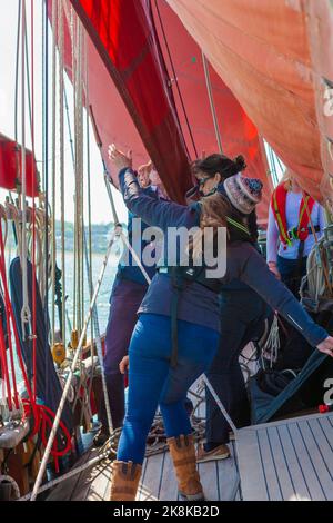 Die Crew arbeitet an Bord des traditionellen Gaffelschneiders „Jolie Brise“ in Solent, Hampshire, Großbritannien Stockfoto