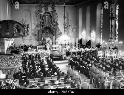 Oslo 1954-04-21 Begräbnis der Kronprinzessin Märtha. Vom Gottesdienst in der Kathedrale von Oslo, Übersicht mit dem Sarg. Foto: NTB / NTB Stockfoto