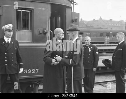 Oslo 19520803. König Haakon 80 Jahre 3. August 1952. Königliche Gäste werden mit dem ausländischen Zug auf der Ostbahn erwartet. König Haakon trifft hier Prinz Georg von Dänemark am Bahnhof. FOTO: VALLDAL NTB / NTB Stockfoto