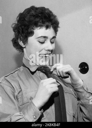 Lahaugmoen in Oslo Dezember 1959. Soldaten im Make-up: Frauen in Uniform. Die Krawatte sollte richtig sitzen, was der Leutnant vorsichtig ist. Befehl Inger Moe. Foto: Ivar Aaserud / Aktuell / NTB Stockfoto