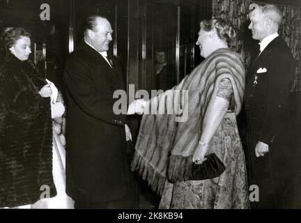 Oslo 19590216: Eröffnung der Norwegischen Oper. König Olav begrüßt die Eröffnung von Kirsten Flagstad. Foto: NTB / NTB Stockfoto