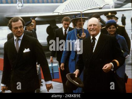 Oslo 19820920: König Olav feiert sein 25.-jähriges Bestehen als Regent. Er traf sogar die meisten seiner Gäste am Flughafen Fornebu. Hier König Olav (Th) mit König Carl Gustaf und Königin Silvia von Schweden. Foto: Henrik Laurvik / NTB Stockfoto