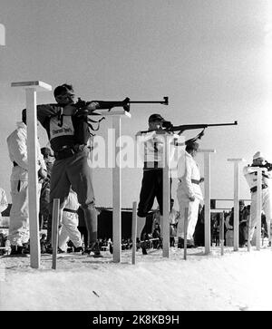 Elverum 19650220 Norwegen organisiert die Weltmeisterschaft im Biathlon in Terningmoen in Elverum. Hier von einem stehenden Schießen. Shooters in Aktion. Foto: Hordnes / NTB / NTB Stockfoto