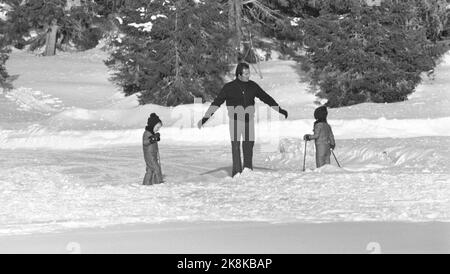 Gausdal Februar 1973. Königin Margrethe von Dänemark hat ihren 3-tägigen offiziellen Besuch in Oslo um eine Woche Winterurlaub in Gausdal in der Kabine eines Reeders erweitert. Sie hat mit der Familie Prinz Gemalen Prinz Henrik und die beiden Kinder Prinz Frederik und Prinz Joachim geerbt. Hier Prinz Henrik, der sich um die Kinder kümmert. Foto: Ivar Aaserud / Aktuell / NTB Stockfoto