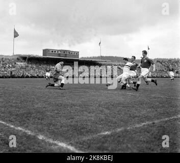 Oslo 19550508. Ullevål-Stadion. Norwegen - Ungarn 0-5. 27528 Zuschauer. Zu dieser Zeit hatte Ungarn den weltbekannten Fußballspieler Ferenc Puskas im Team. Hier ist er auf dem norwegischen 16 Meter unterwegs. Foto: Jan Stage Stockfoto