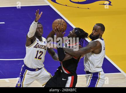 Los Angeles, Usa. 23. Oktober 2022. Kendrick Nunn (12) von Los Angeles Lakers und der Stürmer LeBron James verdoppeln das Team Portland Trail Blazers' Stürmer Jerami Grant während der zweiten Hälfte ihres NBA-Spiels in der Crypto.com Arena in Los Angeles am Sonntag, den 23. Oktober 2022. Foto von Jim Ruymen/UPI Credit: UPI/Alamy Live News Stockfoto