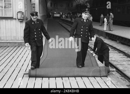 Oslo. König Haakon 80 Jahre 3. August 1952. Picture: Samstagmorgen am Ostbahnhof. Das Bild: Königliche Gäste werden mit dem ausländischen Zug erwartet. Drei Eisenbahner Rollen den roten Teppich aus, der bei so feierlichen Anlässen wie diesem benötigt wird. Foto: Sverre A. Børretzen / Aktuell / NTB Stockfoto