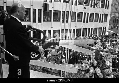 Oslo 19640826 Bürgermeister Brynjulf ​​Bull macht die offizielle Eröffnung des Vika Terrasse Einkaufszentrum unter Victoria Terrasse. Hier Bull, der mit einer riesigen Schere über eine Schnur schneidet und die Terrassen offen erklärt. Foto: NTB / NTB Stockfoto