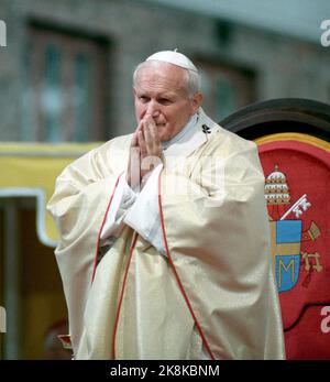 Oslo 19890601. Papst Johannes Paul II. Ist der erste Papst Norwegens in Norwegen. Der Papst im Gebet während der Freiluftmesse auf der Festung Akershus. Foto: Bjørn-Owe Holmberg NTB / NTB Stockfoto