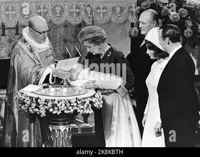 Oslo 19711019 Prinzessin Märtha Louise - Taufe in der Schlosskapelle. Zum Beispiel: Bischof Fridtjof Birkeli, Prinzessin Margaretha von Dänemark mit dem Taufkind, König Olav, Kronprinzessin Sonja und Kronprinz Harald. Foto: NTB-Archiv / NTB Stockfoto