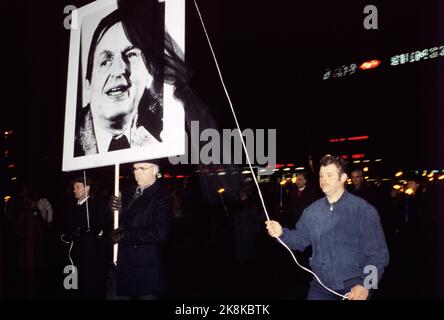 Oslo 19860309: Der Mord an Premierminister Olof Palme. Viele wurden besucht, um sich dem Fackelzug anzuschließen und an einem Erinnerungsfeiertag über Palme's Tod teilzunehmen. Hier ist ein Bild von einer Palme mit einem Trauerschleier im Fackelzug. Foto: Inge Gjellesvik NTB / NTB. Stockfoto