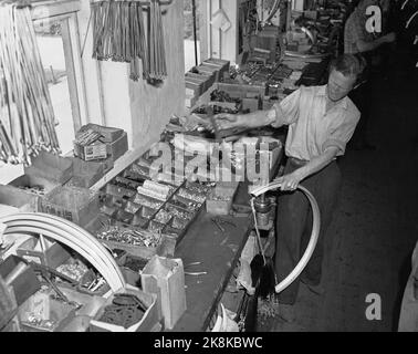 Sandnes 19490415. In Ständen mit 75.000 Fahrrädern. Die Firma Jonas Øgländ in Sandnes, Rogaland, wurde 1868 gegründet. Die Fahrradfabrik Øgländ stellt jährlich 75.000 Fahrräder her, die Hälfte davon wird hier im Werk zusammengestellt, die andere Hälfte wird an Händler verkauft, die sie selbst zusammenstellen oder als Ersatzteile verwenden. Im Jahr 1932 brachten sie das beste Fahrrad auf den Markt - DBS. Die Fabrik hat etwa 400 Arbeiter. Mann bei der Arbeit. Foto; Sverre A. Børretze / Aktuell / NTB Stockfoto