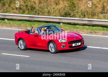 2018 Red FIAT 124 Spider Lusso MultiAir Classica 1368cc Benziner 6-Gang-Schaltgetriebe, Frontmotor, Heckantrieb, zwei-Personen-Roadster; unterwegs auf der Autobahn M6, Manchester, Großbritannien Stockfoto