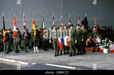 Bardufoss 19860312 16 Soldaten, die zum ersten Mal in Dienst gestellt wurden, kamen bei dem Lawinenunglück in Vassdalen östlich von Bjerkvik in Troms ums Leben. Die Soldaten gehörten zu der 2.-Mann-Mannschaft in der Ingenieursabteilung der Brigade Nord. Hier aus der Trauer um die 16 Toten nach dem Unfall. Alle Truhen sind mit norwegischen Fahnen und Kränzen geschmückt. Foto: Henrik Laurvik / NTB Stockfoto