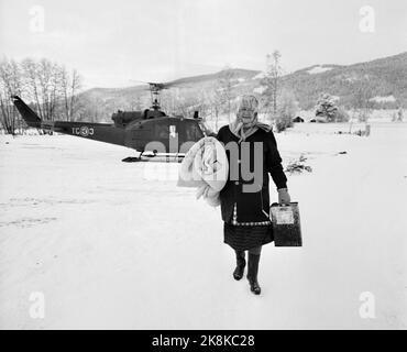 Trysil Januar 1968 Eisflut im Trysil: Der Trysil wurde durch große Eismengen zwischen dem Einbauten und dem Boden gedämpft, wodurch Überschwemmungen entstanden, die innerhalb weniger Tage sieben kleine Farmen unter Wasser ließen und andere Nutzungen bedrohten. Kristina Kvernmo (73) hat sich und eine trächtige Kuh gerade aus ihrem eigenen überfluteten Bauernhof gerettet. Ein Hubschrauber hat ihr einen kurzen Rückflug gegeben, um Ausrüstung für den Rest des Winters abzuholen. Foto: Storløkken / Aktuell / NTB Stockfoto