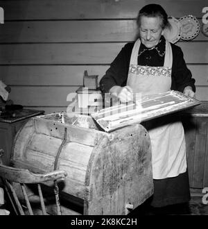 Loen März 1947 von der Farm Streichung in Nordfjord, wo natürliche Haushalte so weit wie möglich geführt werden. Die 9 Bewohner des Hofes leben von den Produkten, die der Boden und das Vieh liefern. Hier hat Oma wie Butter abgesagt. Foto: Th. Scotaam / Aktuell / NTB Stockfoto