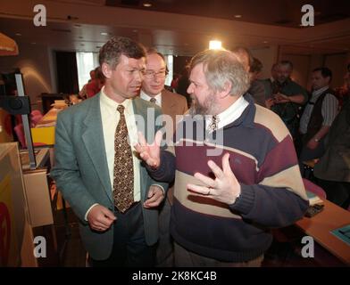 Drammen 19950128. Der Vorsitzende der Christlichen Volkspartei, Kjell Magne Bondevik, dankt, bleibt aber weiterhin als parlamentarischer Führer im Storting. Bondevik kündigte dies während der lokalen Teamleiter-Konferenz in Drammen an. KRF-Vorsitzender, Kjell Magne Bondevik im Gespräch mit Jon Lilletun während der Konferenz. Im Hintergrund der Vorsitzende des KRF-Nominierungsausschusses, Odd Holten. Foto: Jon EEG NTB / NTB Stockfoto