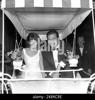 Sandefjord 19650915. Wenche Myhre mit dem Schauspieler Roger Moore, der zum ersten Mal in Norwegen im Zusammenhang mit der Serie 'The Saint' ist, eine sehr beliebte Serie, die im norwegischen Fernsehen gezeigt wird. Foto: Henrik Laurvik / NTB Stockfoto