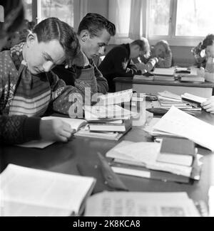 Oslo 19560317 Dozent an der Schule und mehr Freizeit. Jungen von der Lilleborg-Schule in Oslo machen Hausaufgaben im Klassenzimmer. Foto: Current / NTB Stockfoto