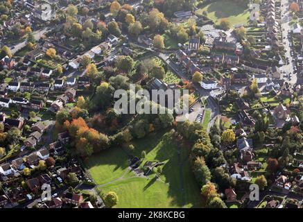 Luftaufnahme des Zentrums von Frodsham, einer kleinen Marktstadt in der britischen Stadt. Der Churchfields Park und die St. Laurence Kirche sind prominent Stockfoto