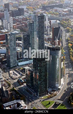 Eine Luftaufnahme der zahlreichen neuen Hochhaushochhäuser, die bing auf der Südseite des Stadtzentrums von Manchester errichtet hat Stockfoto