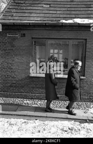 Nykøbing, Dänemark März 1965 - Autor Aksel Sandemose über alte Handlungen in seinem Geburtsort von Nykøbing, oder "Jante", wie er es in seinen Romanen nennt. Hier ist er mit seiner Frau Hanne Sandemose. Sie passieren das Haus, in dem Sandemose geboren wurde. Foto: Aage Storløkken / Aktuell / NTB Stockfoto
