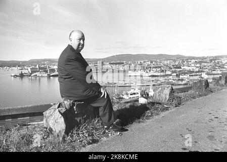 Oslo 19661001. Der Regisseur Alfred Hitchcock (66) über Norwegens Besuch. Alfred Hitchcock ist in Oslo, um eine Pressekonferenz abzuhalten und sorgt für Aufsehen über seine letzte Hülle. Hier sehen wir ihn auf einer Reise nach Ekeberg mit Blick auf Oslo und Bjørvika im Hintergrund. Foto: Jan Erik Olsen Current / NTB Stockfoto