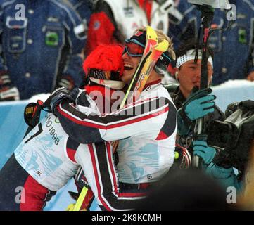 Olympic Nagano 199802: Alpin, Slalom, Männer. Sieger Hans-Petter Buraas umarmte Ole Kr. Furuseth nach dem Tor vorbei. Furuseth nahm das Silber. Scan-Foto: Tor Richardsen Stockfoto