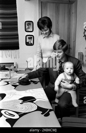 Oslo November 1972 KRF-Politiker Kjell Magne Bondevik ist Norwegens jüngster Staatssekretär, gerade einmal 25 Jahre alt. Er studiert neben dem Job Theologie und ist Vorsitzender der Jugend der Christlichen Volkspartei, KrFU. Hier ist er mit seiner Frau Bjørg Bondevik und seinem Sohn Bjørn acht Monate in der Kellerwohnung in Nesodden zu Hause. Foto: Aage Storløkken / Aktuell / NTB Stockfoto