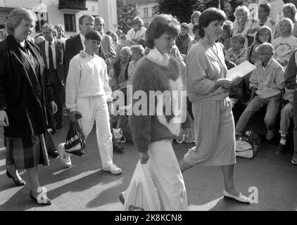 Oslo 1986-08-19: Die Kronprinzkinder beginnen bei kg. Prinzessin Märtha Louise und Prinz Haakon Magnus beginnen am Christian Gymnasium. Prinzessin Märtha wird mit der Klasse 9. an der Sekundarschule beginnen, während der Prinz 7 starten wird. Die Kinder waren früher Schüler an der Smedstad Schule. Im Hintergrund t.v. Berit Tversland, Gouverneur des Kronprinzen. Fehlende Namen von Übungsleuten. (Burg, Stab) Foto: Bjørn Sigurdsøn Stockfoto