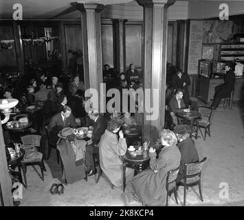 Oslo 19530201 Interieur aus Møllhausen Konditori im Karl Johans Tor. Menschen, die sich an kleinen Tischen im Vordergrund Vergnügen. Foto: NTB / NTB Stockfoto