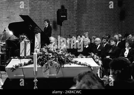 Oppegård 8. Januar 1988. Übersichtsbild aus der Sofiemyr Kirche in Oppegård während der Beerdigung von Rolf Presshus. Hier sehen wir Jan P. Syse, Kåre Willoch und Premierminister Gro Harlem Brundtland. Foto: Morten Hvaal / NTB / NTB Stockfoto