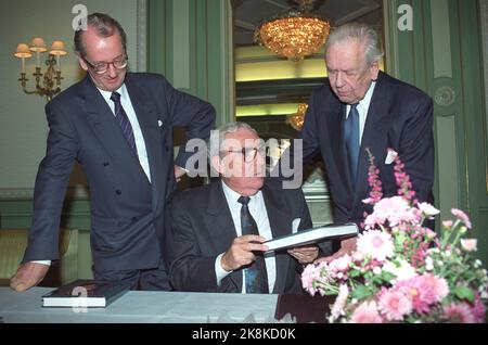 Der Osloer Politiker Jo Benkow stellt 19911023 sein Buch über König Olav vor. Hier unterschreibt er das Buch, t.v. Der Politiker Jan P. Syse und T.H. Schauspieler Pro Aabel. Foto: Morten Holm / NTB Stockfoto