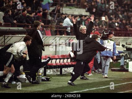 Mailand, Italien 19961204 Champions-League-Spiel RBK / Mailand im San Siro Stadion in Mailand, wo Rosenborg gewann 2-1. Action aus dem Spiel, RBK in weiß und schwarz. Trainer Nils Arne Eggen freut sich über das Ende des Spiels. Foto: Gorm Kallestad / NTB. Stockfoto
