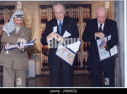 Oslo 19941210; Friedensnobelpreis 1994. Yasser Arafat, Shimon Peres und Yithzak Rabin wurden im Oslo City Hall 1994 mit dem Friedensnobelpreis ausgezeichnet. Hier die Preisträger zusammen mit Medaille und Diplom. Scan-Foto: Gunnar Lier Stockfoto