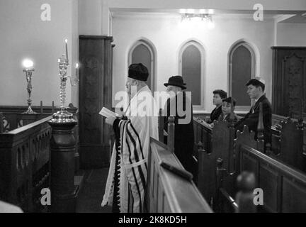 Oslo 19601128 Chanukka dauert bis Ostern. Die Chanukka-Partei hat - die jüdische Lichtpartei begonnen. Acht Tage lang halten die Juden die letzten. Von der Feier in der Synagoge in der mosaischen Religionsgemeinschaft in Oslo. Religiöser Dienst. Foto: Sverre A. Børretzen / Aktuell / NTB Stockfoto