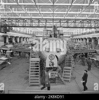 Toulouse, Frankreich 19580517 Hier wird SAS das neue Flugzeug Caravelle gebaut. Muss in der Lage sein, bis zu 70 Passagiere zu nehmen und eine Reisegeschwindigkeit von 800 km pro Tag haben. Stunde auf 12.000 Meter Höhe. SAS hat an erster Stelle sechs mit Präventivrechten für weitere 19 Maschinen bestellt. Bildunterschrift: Riesige Montagehallen lassen die Flugzeuge, die 32 Meter lang sind und eine Flügelspannweite von 45 Metern haben, bescheiden aussehen. Auf einem norwegischen Flughafen werden solche Rushes gut erscheinen. Foto; Sverre A. Børretzen / Aktuell / NTB Stockfoto