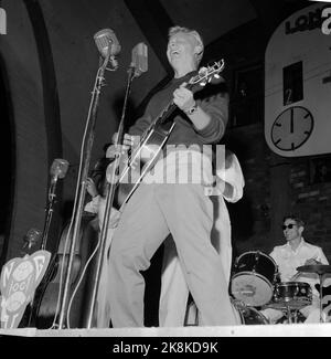 Oslo 19580820 Nordic Rock Wettbewerb im Jordal Amfi in Oslo. Rockmusiker traten vor einem großen und begeisterten Publikum gegeneinander an. Hier Rocke-Pelle, alias per Hartvig in Aktion mit Gitarre. Foto: Jan Nordby / NTB / NTB Stockfoto