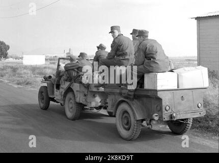 Neapel, Italien November 1956. Norwegische Polizeitruppen auf dem Weg nach Suez, um an der internationalen Polizei teilzunehmen. 5000 UN-Soldaten aus den nordischen Ländern, Kanada, Indien und Pakistan sind in Neapel versammelt. Die Soldaten mussten in Neapel warten, bis eine Einigung zwischen der UNO und Nasser über die Bedingungen für den Aufenthalt der internationalen Gardekräfte in Ägypten erzielt wurde. Die Jungs mussten auf dem zivilen Flughafen in Neapel, Aeroporte de Capodicino, in Bereitschaft bleiben, aber innerhalb des Zauns hatten sie Gelegenheit für kleine Ausflüge. Foto: Sverre A. Børretzen Current / NTB Stockfoto