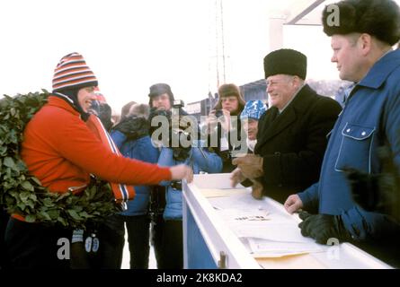 Drammen 198002 02-03. NM beim Skaten 1980. Marienlyst Stadium. Ein glücklicher Tom Erik Oxholm, der von König Olav gratuliert wird, nachdem er norwegischer Meister wurde. Foto: Knut Nedrås NTB / NTB Stockfoto