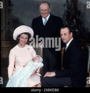 Oslo 19711019: Prinzessin Märtha Louise - Taufe. Offiziell Foto in der Vogelfabrik auf der Burg. Kronprinzessin Sonja mit dem Taufkind, König Olav (Rückseite) und Kronprinz Harald. (BM: Das Taufkleid wird von der Großmutter von Kronprinz Harald, Prinzessin Ingeborg, genäht.) NTB-Archivfoto / ntb Stockfoto