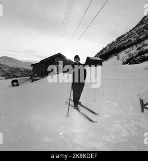 Argehovd nördlich von Møsvatn, Hardangervidda. März 1966. Åsmund Løvås (84) lebt und betreibt mit seinen beiden Söhnen den Hof Argehovd weit in Hardangervidda. Jagd und Fallenlassen gehören zu ihrem Alltag. Hier Åsmund Skifahren. Foto: Aage Storløkken / Aktuell / NTB Stockfoto