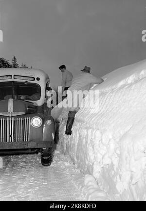 Südnorwegen, Februar 1951: Starker Schneefall über dem südlichen Teil des Landes verursachte wochenlang Chaos. Die Straße ist so schmal, dass ein Bus so weit passieren kann. Fußgänger entlang der Straße müssen die mehrere Meter hohen Straßen hochklettern, damit der Bus auskommt. Foto: Arne Kjus / Aktuell / NTB Stockfoto